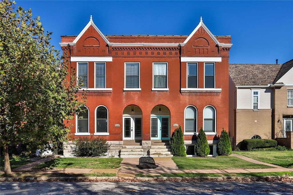 view of front facade with a front yard