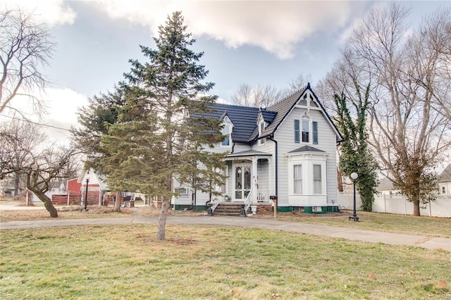 victorian house featuring a front lawn