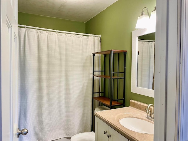 full bathroom featuring a shower with curtain, vanity, and toilet