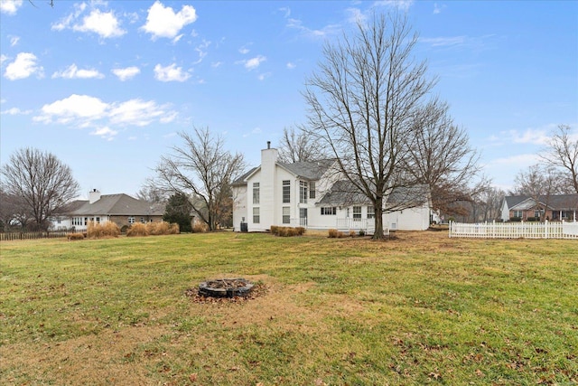 view of yard featuring a fire pit