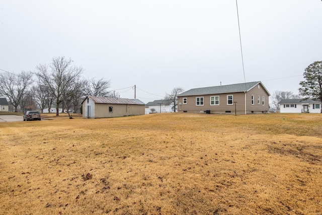 view of yard with an outdoor structure