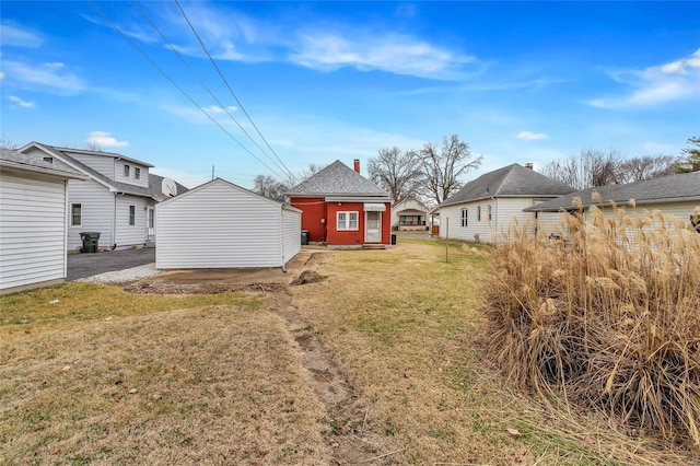 view of yard with an outdoor structure