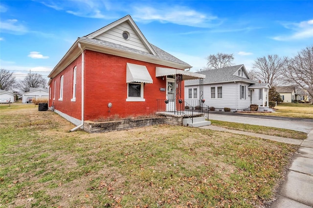 view of front facade featuring a front yard