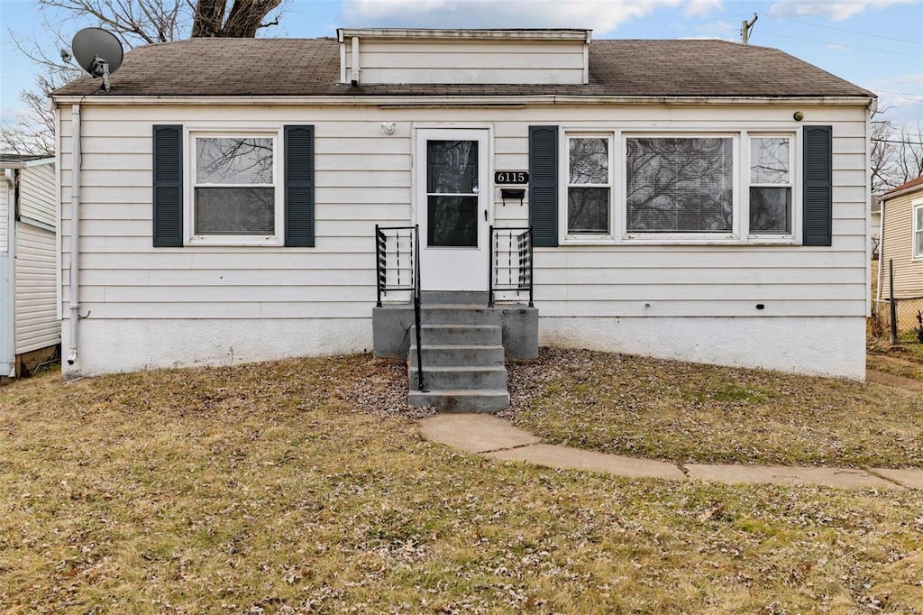 bungalow featuring a front yard