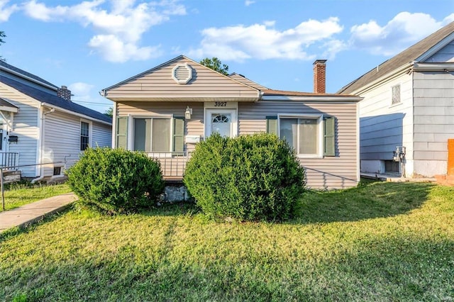 bungalow featuring a front yard