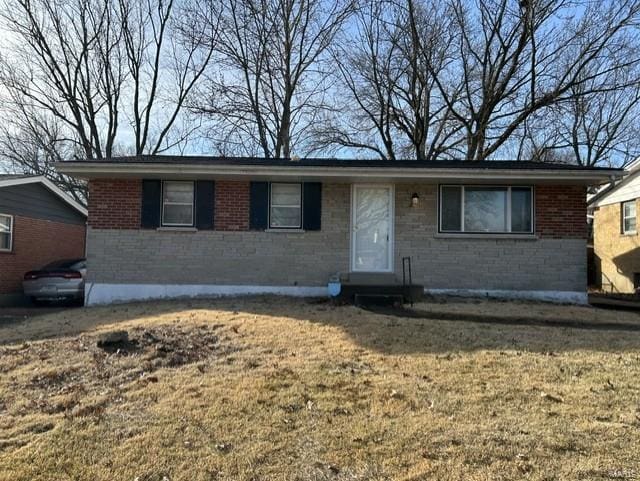 single story home featuring a front lawn