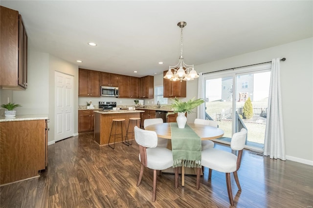 dining room featuring a chandelier, recessed lighting, dark wood finished floors, and baseboards