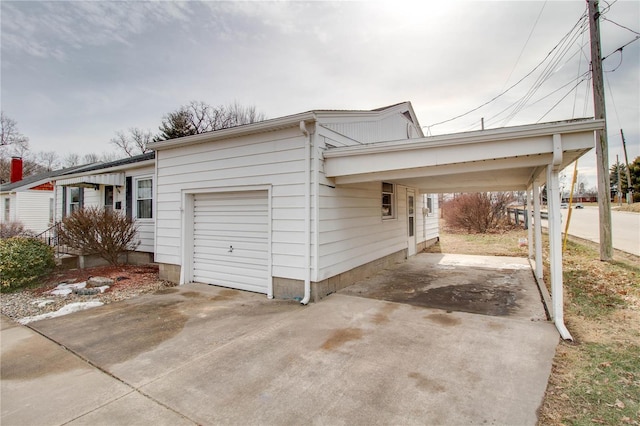 view of side of property with a carport and driveway