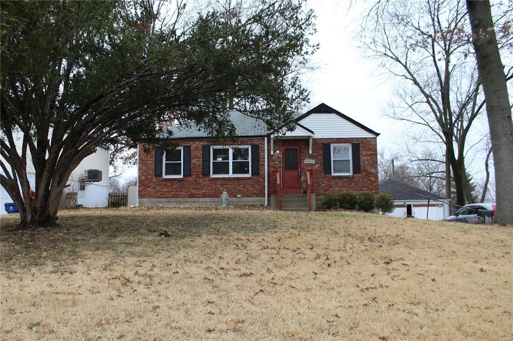 view of front of home featuring a front yard