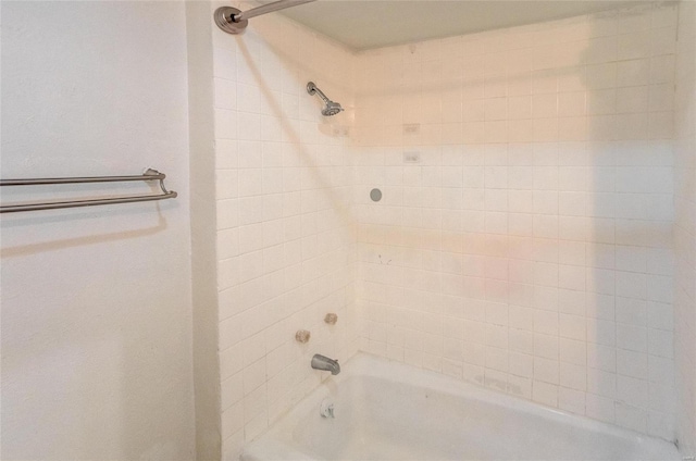 bathroom with tiled shower / bath combo