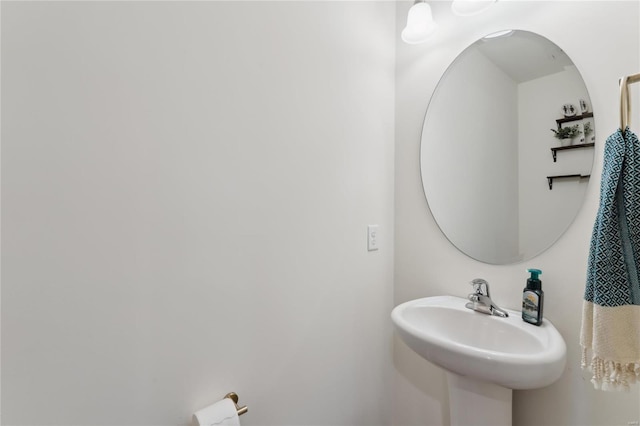 bathroom featuring a sink