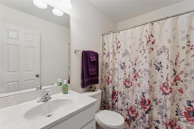 bathroom featuring a shower with curtain, vanity, and toilet