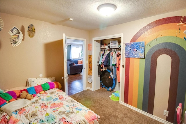 bedroom featuring carpet floors, a textured ceiling, and a closet