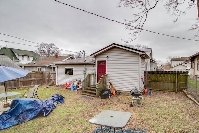 back of house featuring a lawn