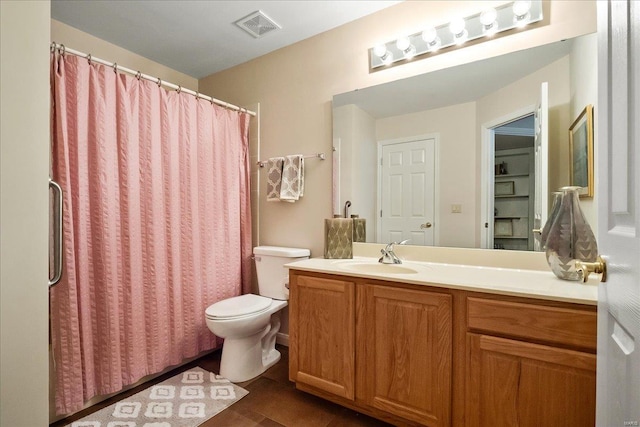 full bath featuring toilet, curtained shower, vanity, and visible vents