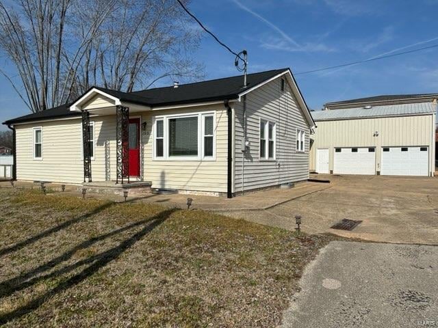 view of front of property featuring a garage and a front lawn