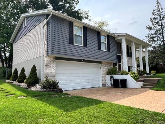 view of front facade featuring a garage and a front lawn