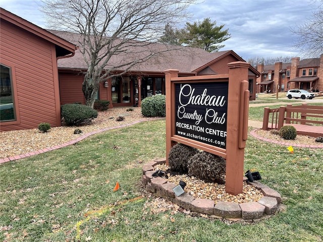 community sign with a yard