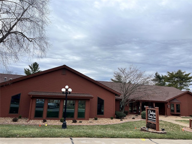 view of front of property featuring a front yard