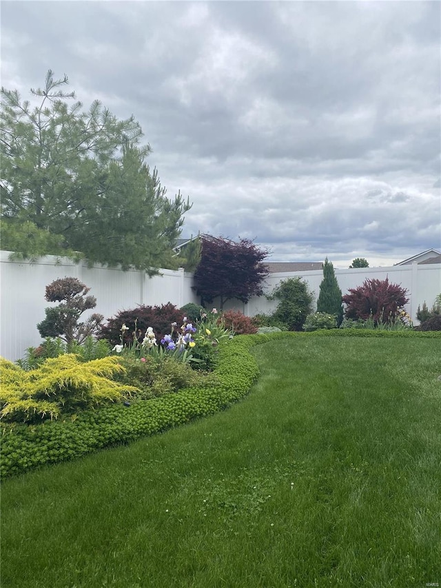 view of yard featuring a water view