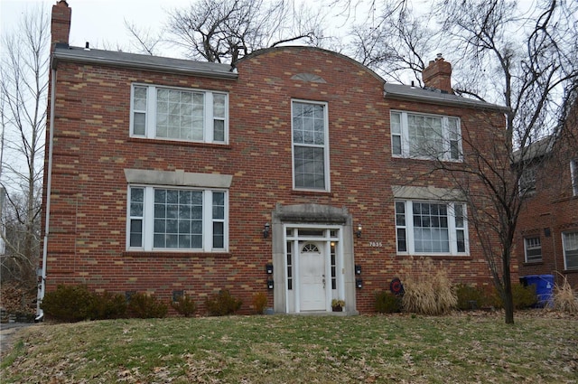 view of front of home featuring a front lawn