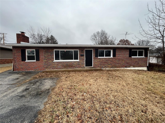 single story home featuring a front lawn