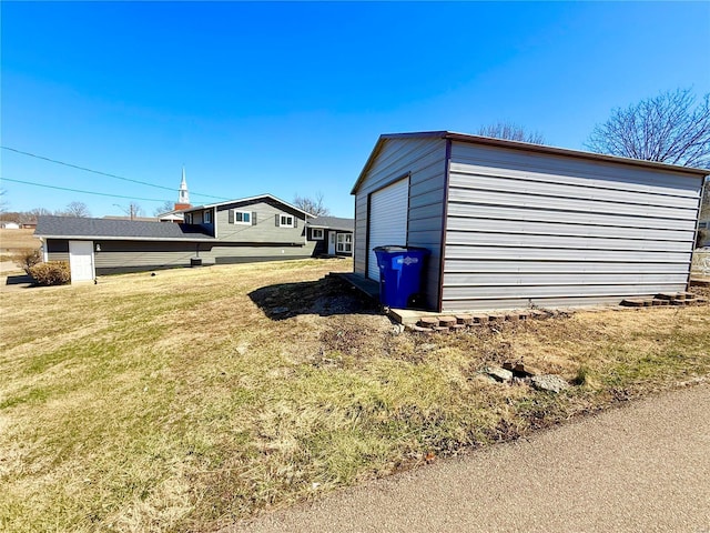 view of outdoor structure featuring an outbuilding