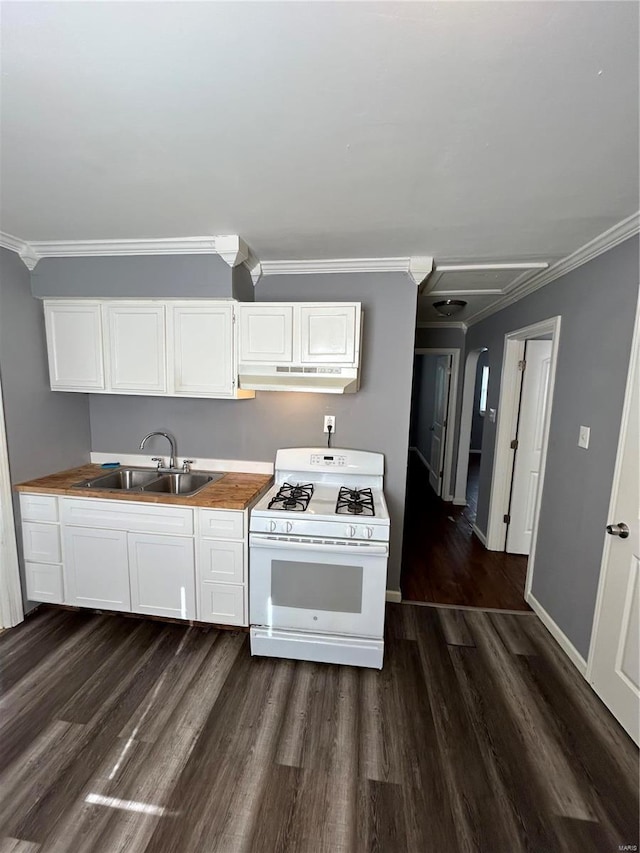 kitchen featuring sink, ornamental molding, dark hardwood / wood-style floors, white gas range oven, and white cabinets