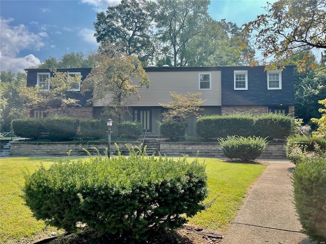 view of front of house featuring a front lawn