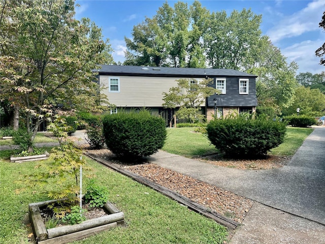 view of front of house featuring a front yard