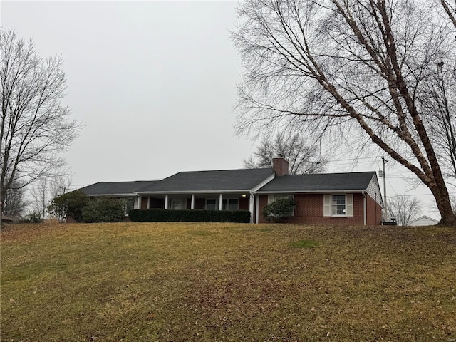 ranch-style house featuring a front lawn