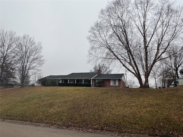 ranch-style house featuring a front yard