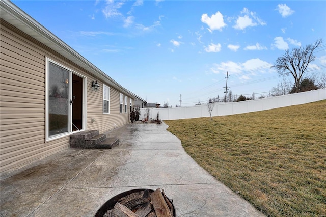 view of yard featuring a patio area