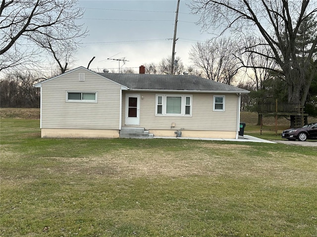 view of front of house featuring a front lawn