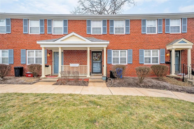 townhome / multi-family property featuring a front yard