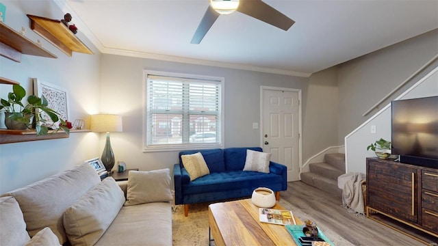 living room featuring crown molding, light hardwood / wood-style floors, and ceiling fan