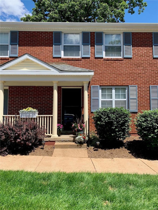 view of front of property featuring a porch