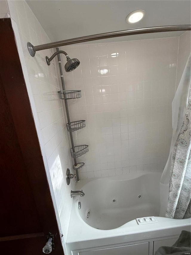 bathroom with shower / bath combo