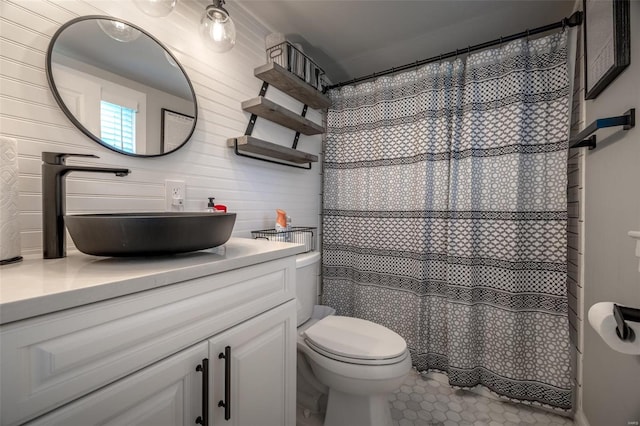 bathroom with a shower with curtain, vanity, and toilet