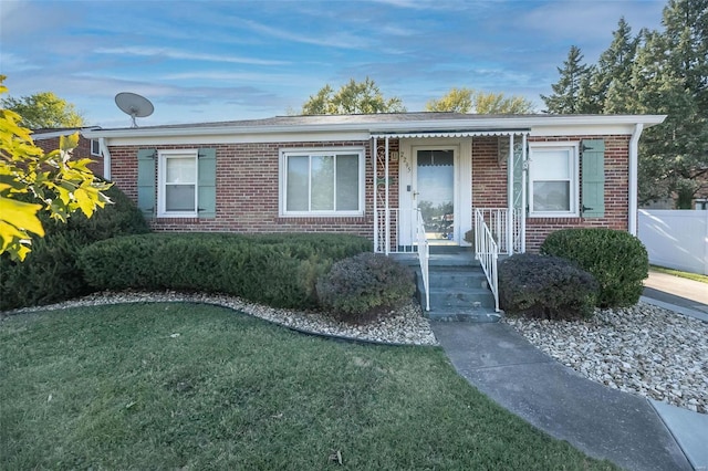 single story home featuring a front yard