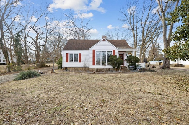 view of front of home with a front lawn