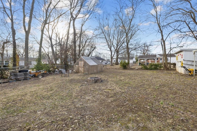 view of yard featuring an outdoor structure