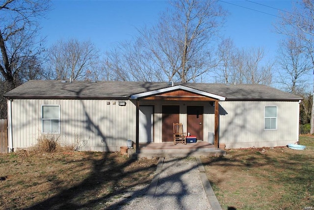 view of front facade featuring a front lawn