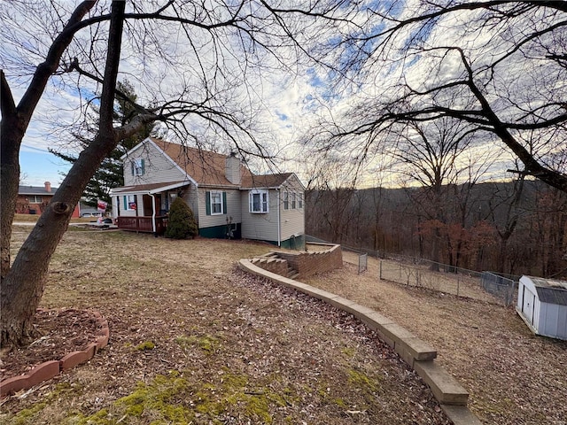 view of yard featuring a storage shed