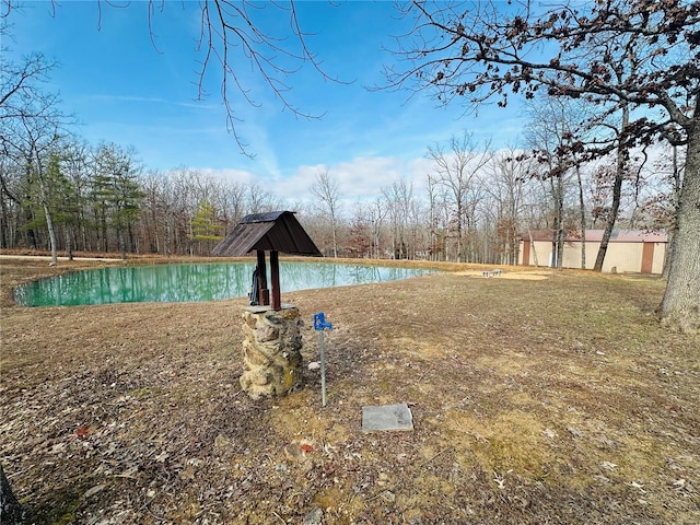 view of yard featuring a water view