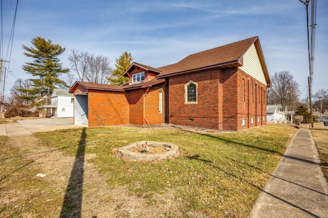 view of front of house featuring a garage and a front lawn