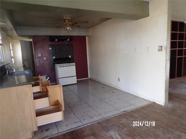 kitchen featuring ceiling fan, sink, light hardwood / wood-style flooring, and white range with electric stovetop