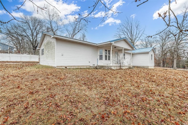 view of front of property featuring covered porch