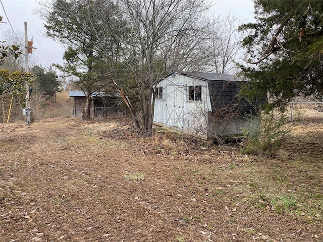 view of yard featuring a storage shed