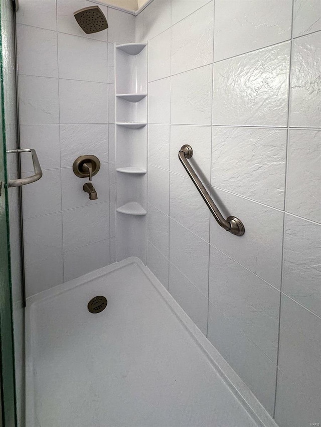 bathroom with a tile shower